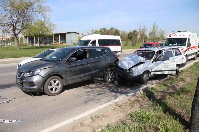 Eskişehir-ankara Karayolunda Zincirleme Trafik Kazası, 2 Yaralı