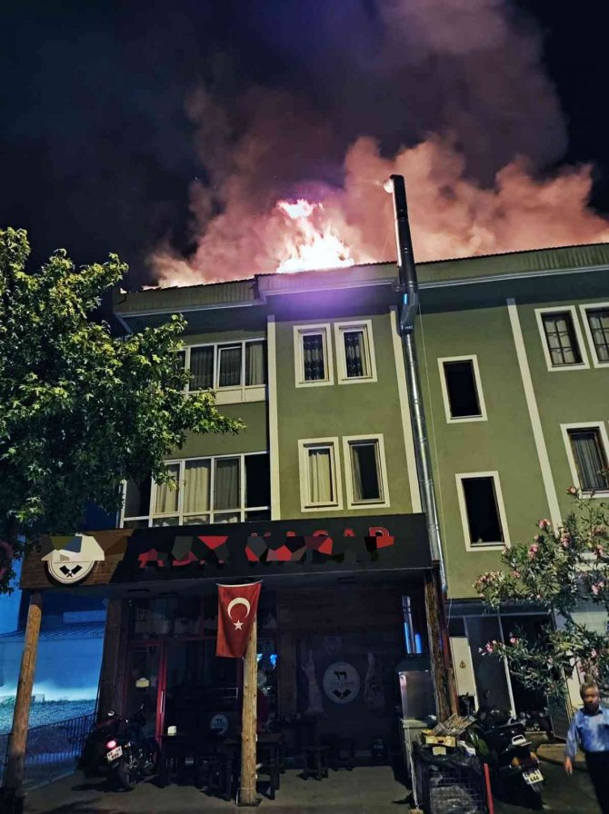 Çatı Katta Korkutan Yangın