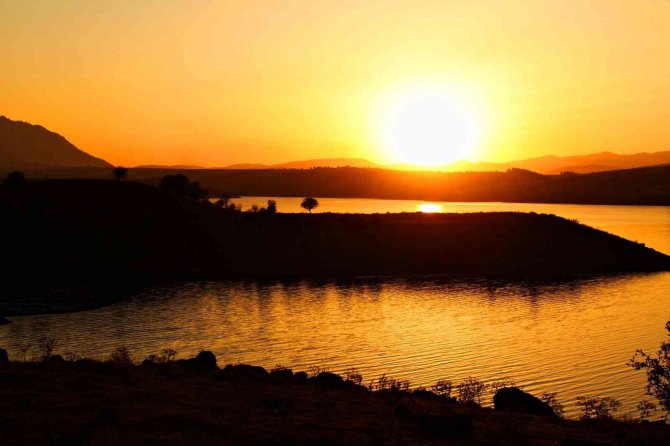 Adatepe Barajı’nda Gün Batımı Görsel Şölen Sunuyor