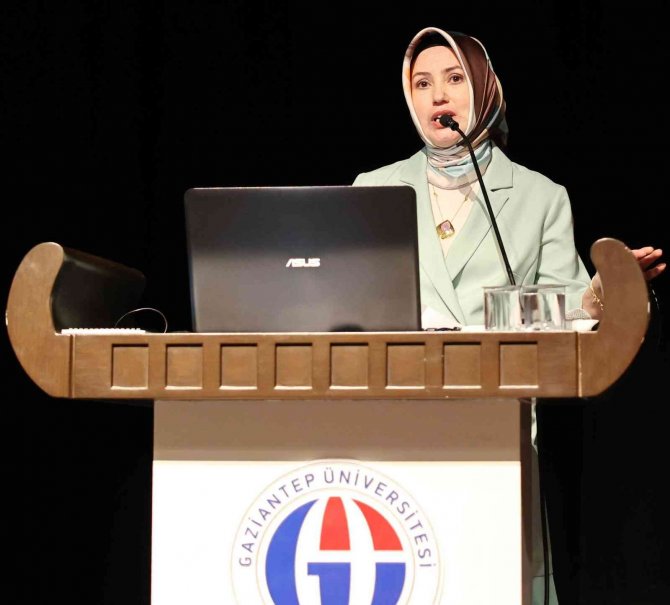 Gaün’de ’Dünya Ebeler Günü’ Sempozyumu Düzenlendi