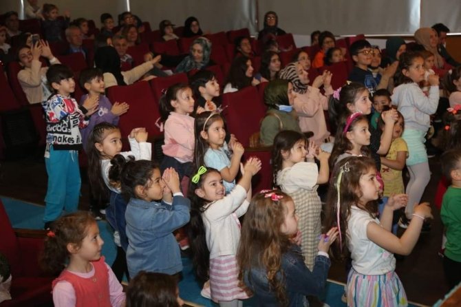 Gölcük’te Çocuklar Tiyatro İle Eğleniyor