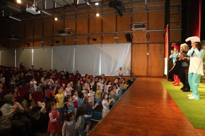 Gölcük’te Çocuklar Tiyatro İle Eğleniyor