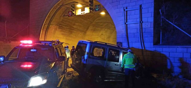 Gümüşhane’de Yoldan Çıkan Araç Tünel Duvarına Çarptı: 1 Ölü