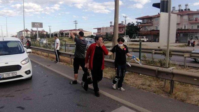 Yayaya Yol Vermek İsterken Zincirleme Kazaya Neden Oldular