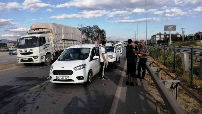 Yayaya Yol Vermek İsterken Zincirleme Kazaya Neden Oldular