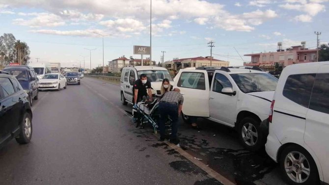 Yayaya Yol Vermek İsterken Zincirleme Kazaya Neden Oldular