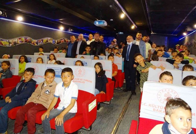 Hisarcık’ta 450 Öğrenci Gezen Sinema Tırnda Bir Araya Geldi