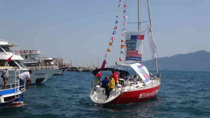 Hopa’dan Denize Açılarak Yelkenli Tekne İle Marmaris’e Kozalak Getirdiler