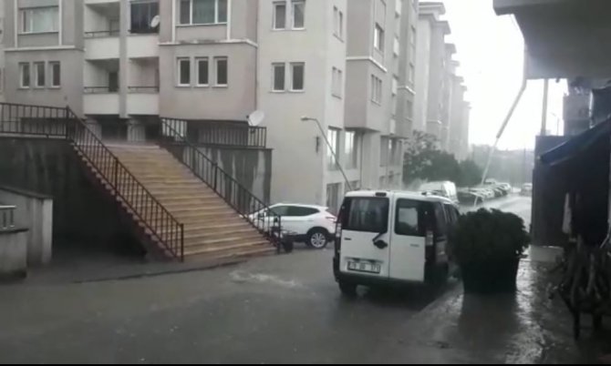 Tuzluca’da Sağanak Yağış Cadde Ve Sokakları Göle Çevirdi