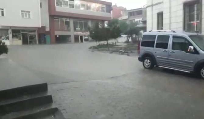 Tuzluca’da Sağanak Yağış Cadde Ve Sokakları Göle Çevirdi