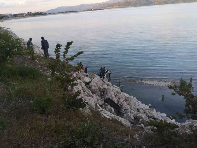 Kontrolden Çıkan Otomobil Eğirdir Gölü’ne Uçtu: 2 Yaralı