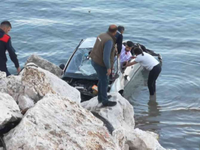 Kontrolden Çıkan Otomobil Eğirdir Gölü’ne Uçtu: 2 Yaralı