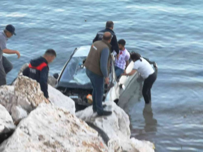 Kontrolden Çıkan Otomobil Eğirdir Gölü’ne Uçtu: 2 Yaralı