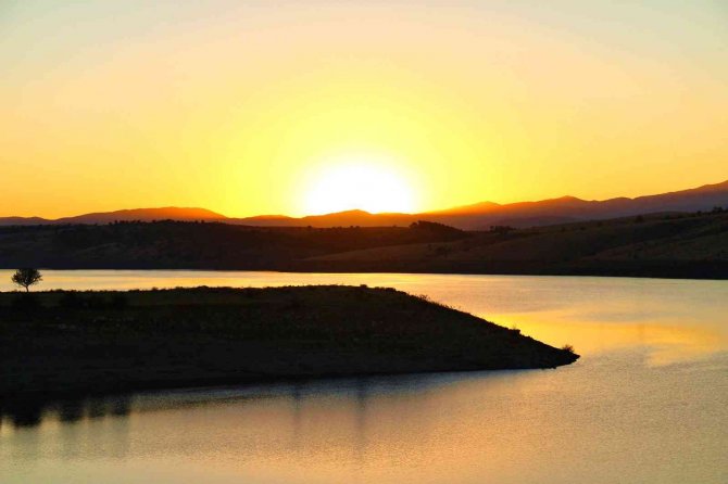 Adatepe Barajı’nda Gün Batımı Görsel Şölen Sunuyor
