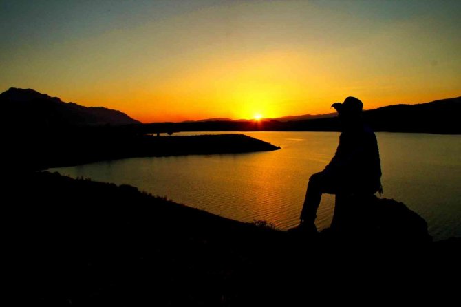Adatepe Barajı’nda Gün Batımı Görsel Şölen Sunuyor