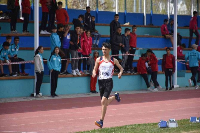 Kars’lı Atletler Van’da Madalyaları Topladı