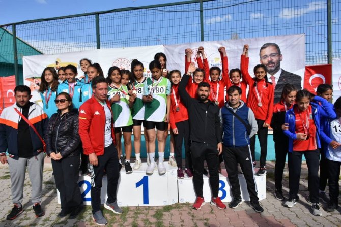 Kars’lı Atletler Van’da Madalyaları Topladı