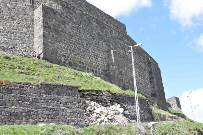 Kars Kalesi’nin Girişindeki İstinat Duvar Yıkıldı