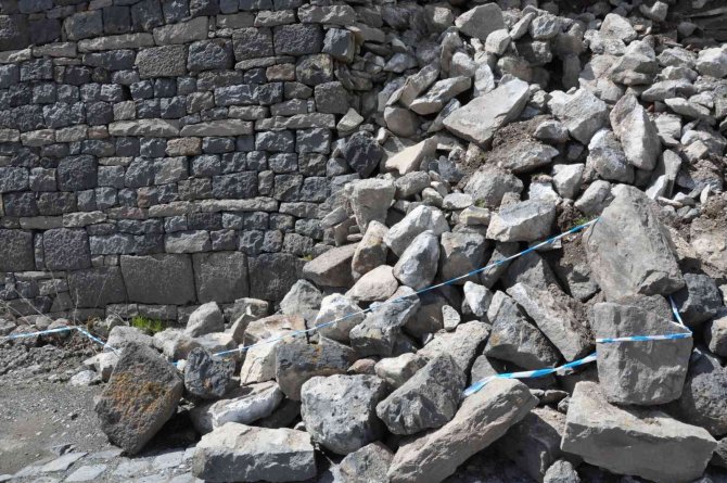 Kars Kalesi’nin Girişindeki İstinat Duvar Yıkıldı