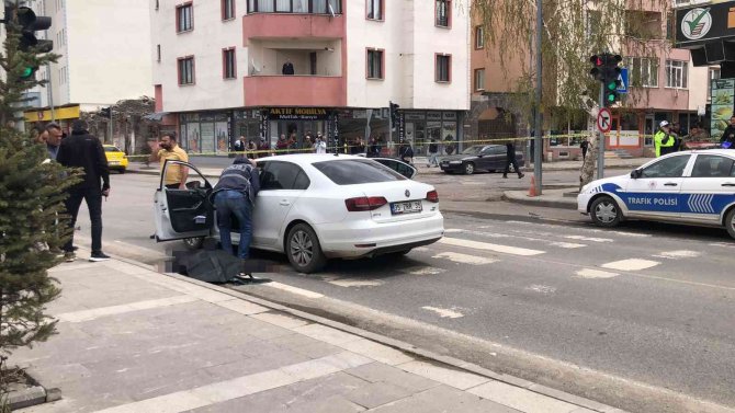 Kırmızı Işıkta Beklerken Araçta Silahlı Saldırıya Uğradılar: 1 Ölü, 1 Yaralı