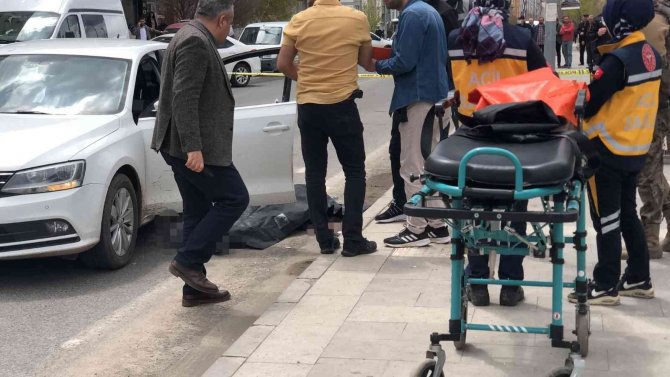 Kırmızı Işıkta Beklerken Araçta Silahlı Saldırıya Uğradılar: 1 Ölü, 1 Yaralı