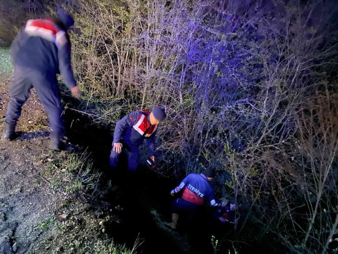 Yoldan Çıkan Otomobil Uçuruma Yuvarlandı: 3 Yaralı