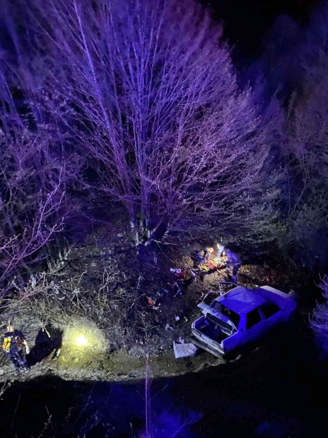 Yoldan Çıkan Otomobil Uçuruma Yuvarlandı: 3 Yaralı