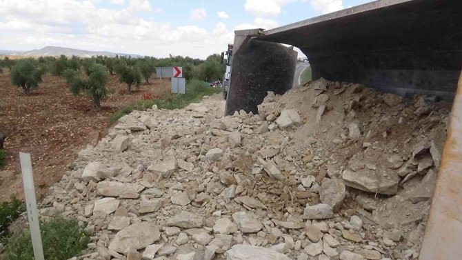 Kilis’te Hafriyat Kamyonu Devrildi Yol Trafiğe 1.5 Saat Kapandı