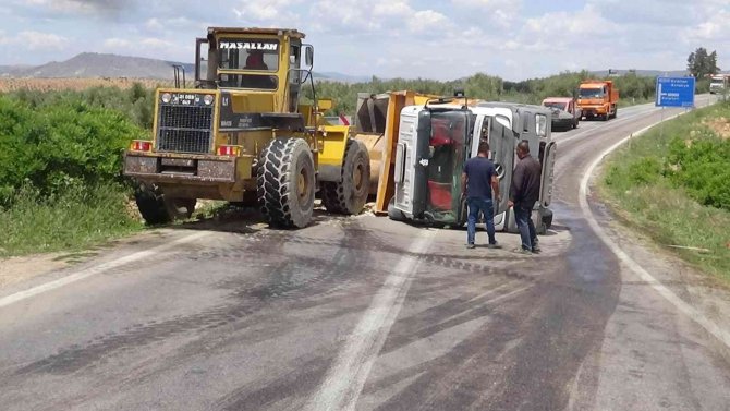 Kilis’te Hafriyat Kamyonu Devrildi Yol Trafiğe 1.5 Saat Kapandı