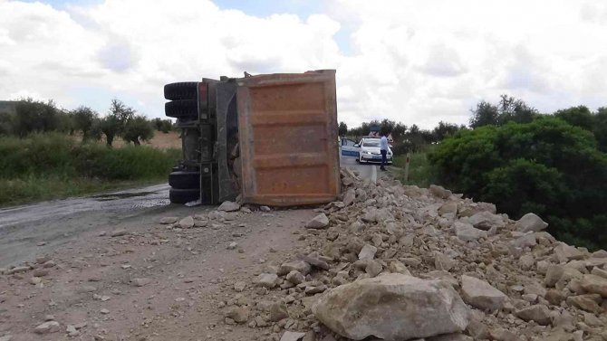 Kilis’te Hafriyat Kamyonu Devrildi Yol Trafiğe 1.5 Saat Kapandı