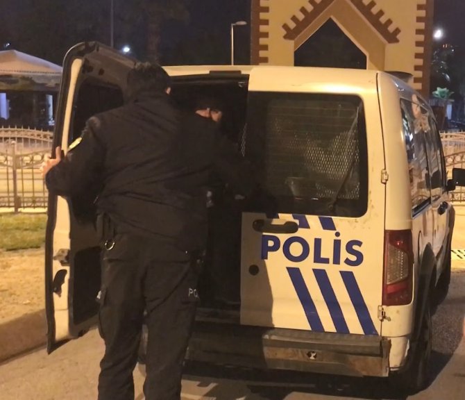 Kentin Göbeğindeki Parkta Kavga Çıktı, 1 Kişi Bıçaklandı