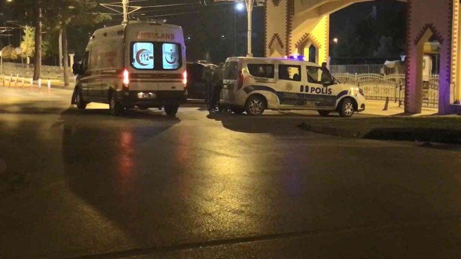 Kentin Göbeğindeki Parkta Kavga Çıktı, 1 Kişi Bıçaklandı