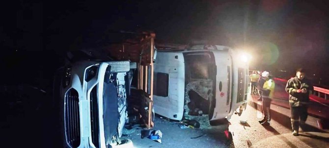 Konya’da Sıfır Araçları Taşıyan Tır Devrildi