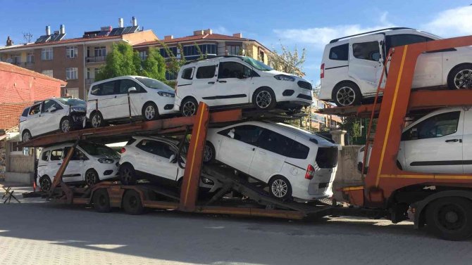 Konya’da Sıfır Araçları Taşıyan Tır Devrildi