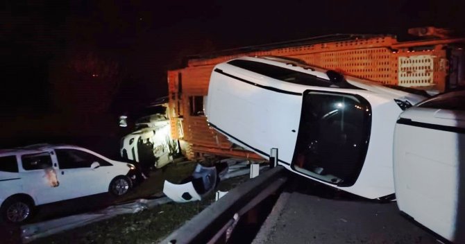 Konya’da Sıfır Araçları Taşıyan Tır Devrildi