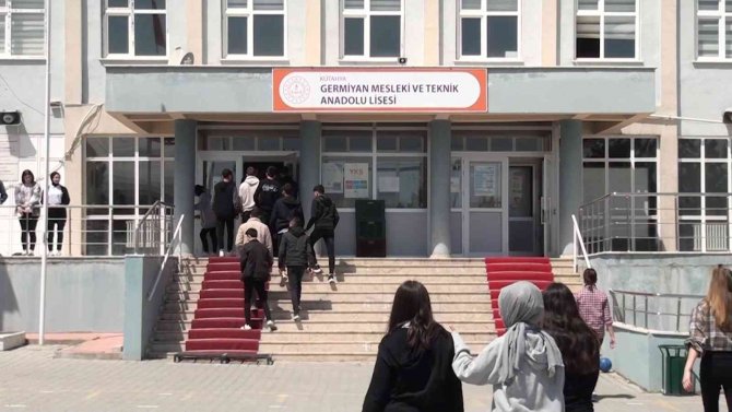 3 Ayda 50 Bin Adet Pil Ve 30 Bin Adet Mavi Kapak Topladılar
