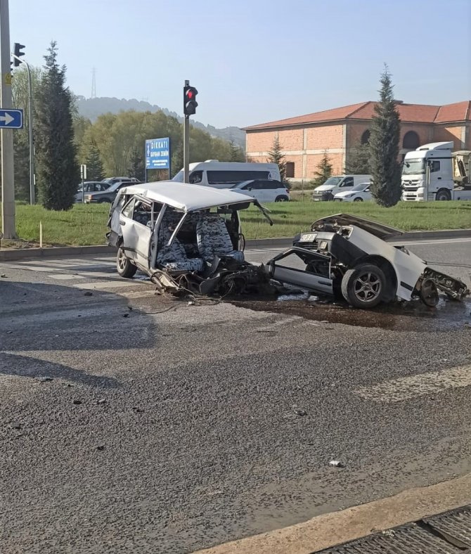 Kütahya’da Otomobil İle Otobüs Çarpıştı: 2 Yaralı