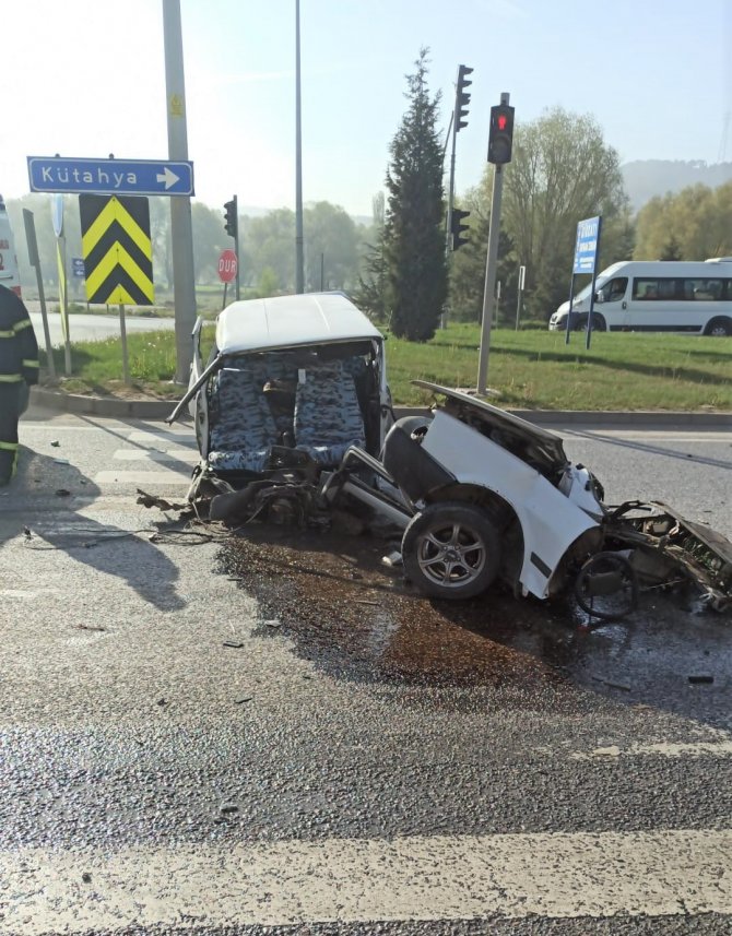 Kütahya’da Otomobil İle Otobüs Çarpıştı: 2 Yaralı