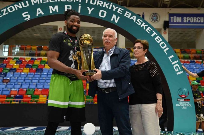 Manisa Bbsk Basketbol Takımı Kupasına Kavuştu