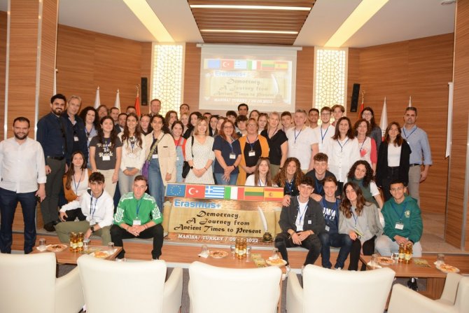 Yurtdışından Gelen Öğrenciler Manisa Ticaret Borsasını Ziyaret Etti