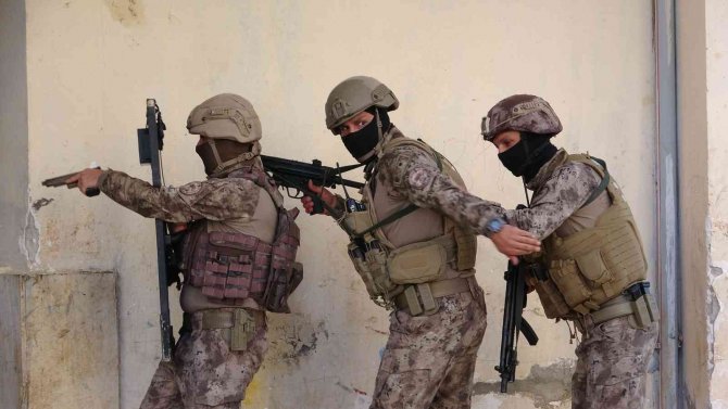 Mersin’de Deaş’a Şafak Operasyonu: 13 Şüpheli Hakkında Gözaltı Kararı