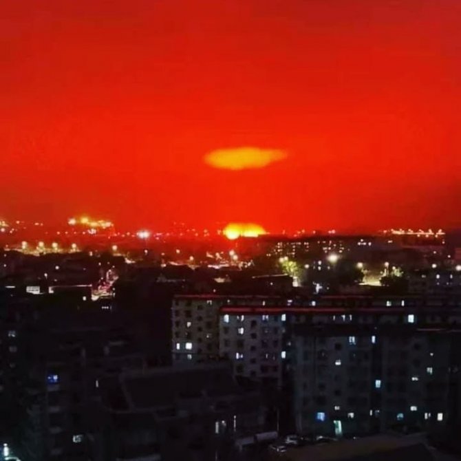 Çin’de Gökyüzü Kızıla Boyandı