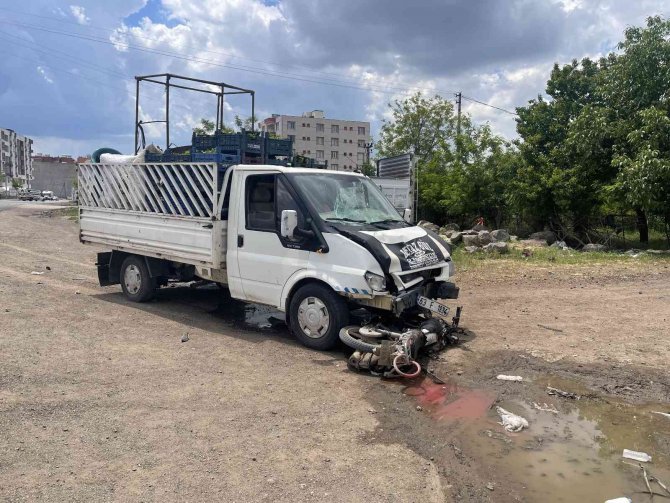Metrelerce Sürüklenen Motosiklet Sürücüsü Ve Arkadaşı Ağır Yaralandı