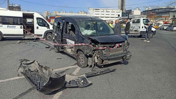 İ̇şçileri Taşıyan Servis Aracı Kafa Kafaya Çarpıştı: 7 Yaralı