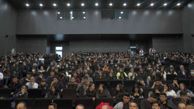 Doç. Dr. Mustafa Lale: “Teknolojiyi Takip Edemeyen Toplumlar Büyümede İstedikleri Noktaya Gelemiyor”