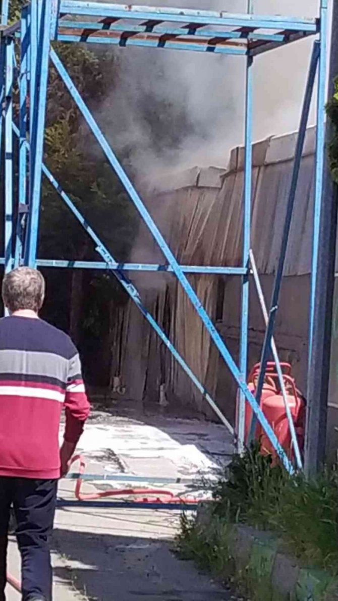 Akaryakıt İstasyonu Yakınındaki Depoda Çıkan Yangın Korkuttu
