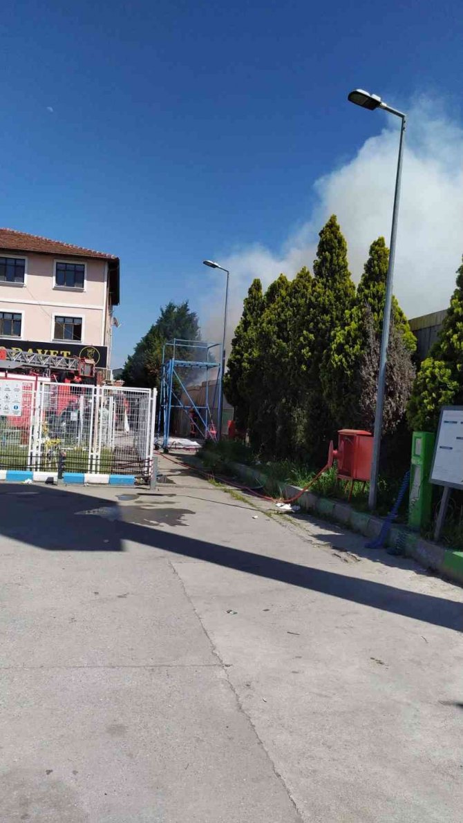 Akaryakıt İstasyonu Yakınındaki Depoda Çıkan Yangın Korkuttu