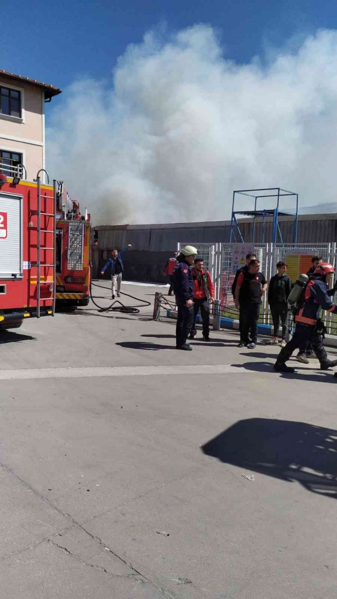Akaryakıt İstasyonu Yakınındaki Depoda Çıkan Yangın Korkuttu