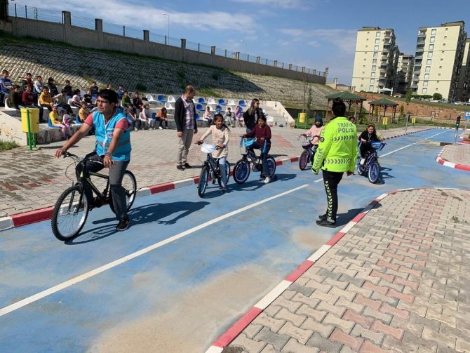 Siirt’te Minik Öğrencilere Trafik Eğitimi