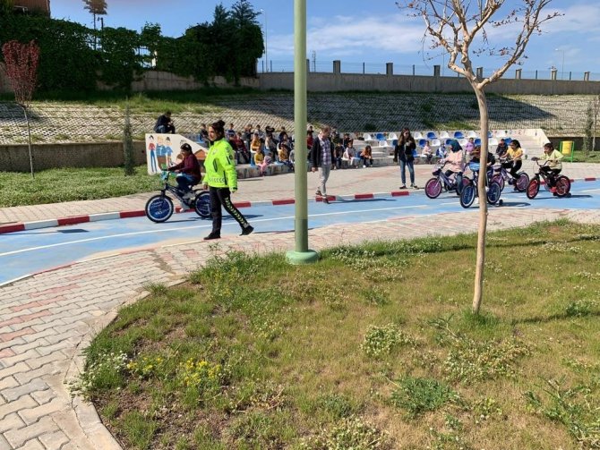 Siirt’te Minik Öğrencilere Trafik Eğitimi